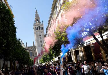 Aficionados del Barcelona y del Real Madrid disfrutan por las calles de Sevilla de las horas previas a la final de Copa. 