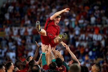 Francesco Totti, de AS Roma, manteado por sus compañeros después de su último partido  entre AS Roma y Génova