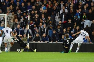 0-1. Michy Batshuayi anotó primer gol gracias a un pase de Marcos Alonso.