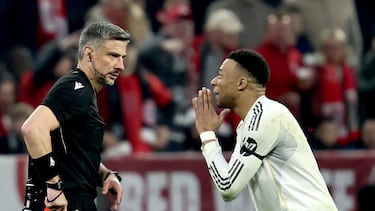 MUNICH (Germany), 16/04/2026.- Kylian Mbappe (R) of Real Madrid talks to referee Slavko Vincic after his teammate Eduardo Camavinga (not pictured) was shown a red card (second yellow) during the UEFA Champions League quarter-finals, 2nd leg match FC Bayern Munich against Real Madrid, in Munich, Germany, 15 April 2026. (Liga de Campeones, Alemania) EFE/EPA/RONALD WITTEK