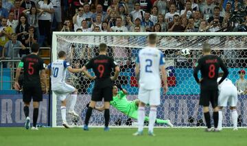 1-1. Gylfi Sigurdsson marcó de penalti el gol del empate.