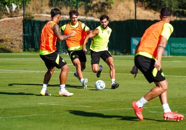 El Almería activa la limpieza de vestuario con destacadas ausencias en el stage de Marbella