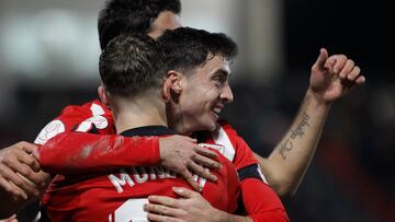 ELDA (ALICANTE).- 05/01/2023.- El centrocampista del Athletic Club Oier Zarraga (d) celebra su gol, tercero de su equipo, durante el encuentro correspondiente a los dieciseisavos de final de la Copa del Rey que Eldense y Athletic de Bilbao disputan hoy jueves en el estadio Pepico Amat de la localidad alicantina. EFE/Morell.