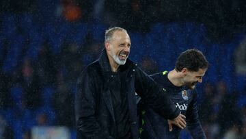 Pelelgrino Matarazzo bromea con Remiro al término del partido en Anoeta entre la Real Sociedad y el Celta de Vigo.. EFE/Javier Etxezarreta