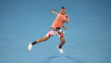 Nick Kyrgios devuelve una bola ante Rafa Nadal durante su partido en el Open de Australia 2020.