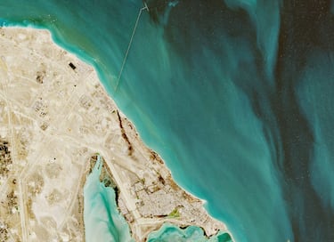 La imagen satelital muestra humo elevándose desde el área en Al Juaymah, Arabia Saudita.