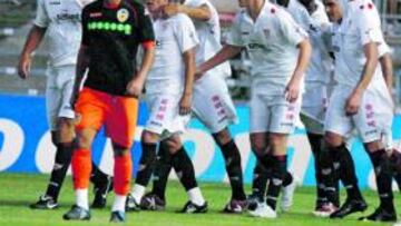 <b>FINALISTA. </b>Lolo y Squillaci felicitan a Duda, autor del centro que Koné convirtió en gol.