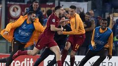 Los jugadores del Roma, celebrando un gol de Kostas Manolas contra el Barcelona.