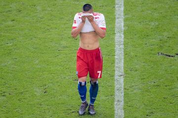 El delantero Bobby Wood abandona el terreno de juego llorando desconsoladamente.