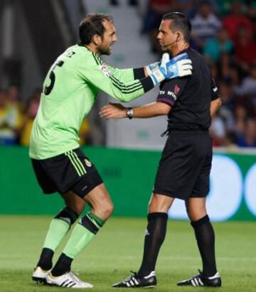 Elche-Real Madrid. Diego López y el árbitro Muñíz Fernández.