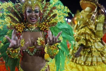 Estos días la ciudad brasileña se viste de gala para disfrutar del Carnaval 2023. Bailes, desfiles, samba... llenan de color la ciudad ciudad costera de Brasil, famosa por sus playas de Copacabana e Ipanema, la estatua del Cristo Redentor sobre el cerro del Corcovado y el morro Pan de Azúcar.