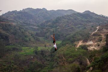 Un equilibrista queda colgado de una cuerda a varios metros de altura durante el Festival de highline de Bandung, en Indonesia. El evento, en el que participan deportistas de países como Hungría, Bielorrusia, Países Bajos, Austria, Singapur, Malasia e India, se creó para crear conciencia sobre la protección del medio ambiente.