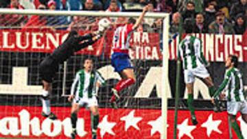 <b>DECISIVO</b>. Fernando Torres, con su soberbio cabezazo, aprovechando el fallo de Prats, decantó el partido del Atlético que hizo una exhibición.