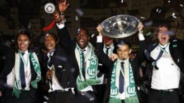 <b>CAMPEONES. </b>Los jugadores del Wolfsburgo celebran el título de la Bundesliga logrado ayer, el primero de su historia.