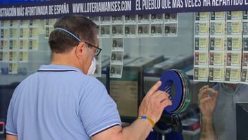 Un hombre compra loter&iacute;a en una administraci&oacute;n