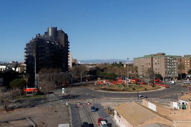 Los servicios de Emergencias sanitarias de la Generalitat han desmontado el hospital de campaña que permanecía desde la noche del jueves en las inmediaciones del edificio incendiado.