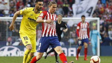 Filipe Luis pasa el balón ante Iborra durante el partido de Liga Santander entre Atlético de Madrid y Villarreal.