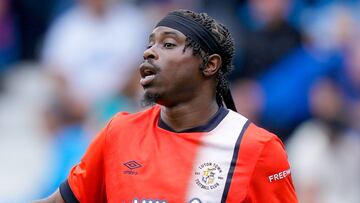 Pelly-Ruddock Mpanzu, jugador del Luton Town, durante su debut en Premier League ante el Brighton.