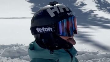 Rylee Watson, con máscara, chaqueta y casco, sacando la lengua en Grand Targhee (Wyoming, Estados Unidos), tras planchar el primer doble backflip de su carrera, el 5 de marzo del 2023.