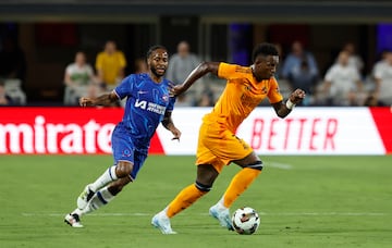 Raheem Sterling y Vinicius Júnior, jugadores del Chelsea y Real Madrid, durante un amistoso de pretemporada.