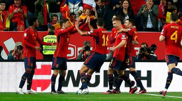 Los jugadores de la selección española celebrando el primer gol de la era Luis de la Fuente como seleccionador español.