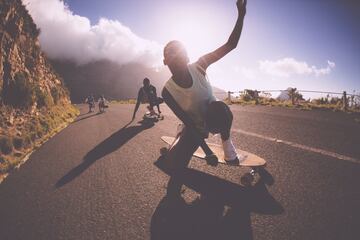 Se trata de un deporte que se realiza con una tabla similar a una skate pero más grande. Nació en California, y es similar al Surf, aunque a diferencia de este, se realiza en la calle por lo que es necesario utilizar casco. Algunos realizan piruetas y hasta carreras.