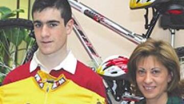 <b>CON LA MINISTRA. </b>Álvaro Cruz, primer ganador, con Elena Espinosa.