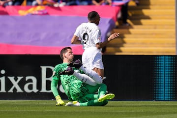 El portero del Barcelona, Wojciech Szczesny, hace penalti sobre el delantero del Real Madrid, Kylian Mbapp¨¦.