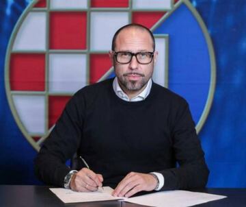 Jovicevic, firmando su contrato como entrenador del Dinamo de Zagreb.