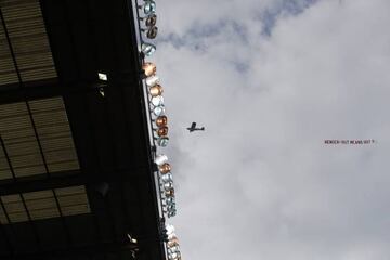 Avioneta con una pancarta pidiendo la dimisi&oacute;n de Wenger en un Stoke City-Arsenal en mayo de 2017.