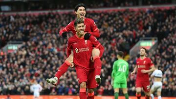 Takumi Minamino y Roberto Firmino, jugadores del Liverpool, celebran un gol anotado contra el Brentford en Premier League.