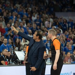 El Efes pone al campeón Panathinaikos entre la espada y la pared