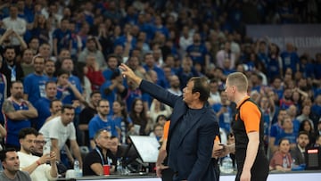 Ergin Ataman, entrenador del Panathinaikos, señala a la grada del Anadolu Efes.