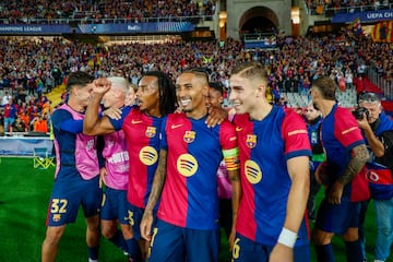 Los jugadores del Barcelona celebran la victoria ante el Bayern de Munich tras finalizar el partido.