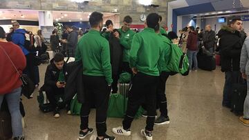 Los jugadores del Liceo esperan en el Aeropuerto de Alvedro para poder volar a Barcelona. Su vuelo se suspendi&oacute; a causa de la Tormenta &#039;Elsa&#039;.