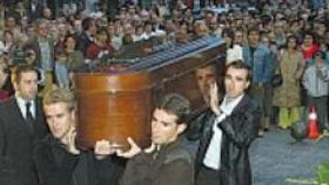 <b>A HOMBROS. </b>Zubeldia, Aranaga y los hermanos Osa, con el féretro.