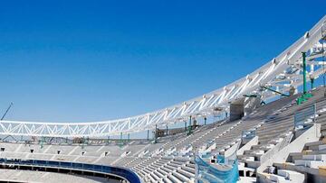 Última fase de la colocación del anillo compresor del nuevo estadio del Atlético.