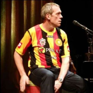 Reconocido actor y cantante, posó una vez con la playera de los Leones Negros.