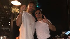 Pierre-Emerick Aubameyang muestra joyas por valor de m&aacute;s de 73.000 euros junto a Salt Bae.