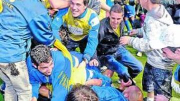 <b>FELICIDAD. </b>Tras finalizar el encuentro se desató la locura entre los aficionados y jugadores gaditanos.