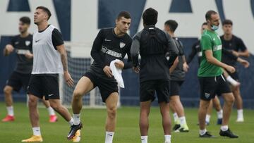 Yanis Rahmani, durante el entrenamiento del M&aacute;laga este s&aacute;bado en La Rosaleda.