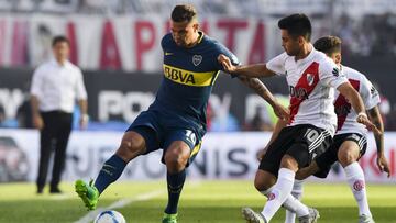 Edwin Cardona ante la marca de Gonzalo Martínez en el partido entre River Plate y Boca Juniors por la Superliga Argentina