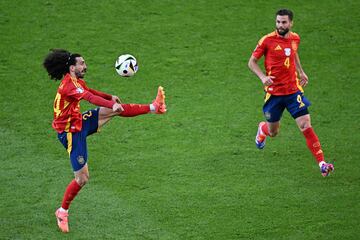 Cucurella controla un balón.