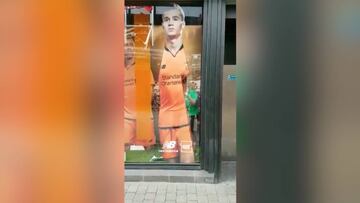 Coutinho más cerca: comienzan a retirar su imagen de la tienda...