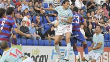 <b>DISPUTA. </b>Catalá y Jokin saltan a por un balón en el área del Celta en una jugada de ataque del Huesca.
