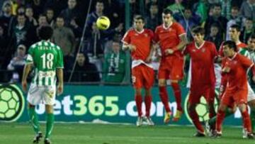 <b>GOL DE BEÑAT. </b>El centrocampista vasco lanza la pelota que supondría el 1-0 para el Betis en la primera mitad.