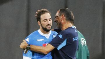 Napoli's Italian coach Maurizio Sarri (R) hugs Napoli's French-Argentinian forward Gonzalo Higuain during the UEFA Europa League Group D football match SSC Napoli vs Club Brugge KV on September 17, 2015 at the San Paolo Stadium in Naples. AFP PHOTO / CARLO HERMANN