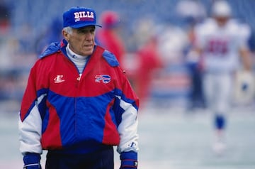 Head coach de Chiefs (1978-1982) y Bills (1986-1997). Récord de 143-112, 11-8 en postemporada.