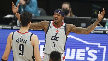 Bradley Beal protesta durante el partido de la NBA que ha enfrentado a Charlotte Hornets y a Washington Wizards.