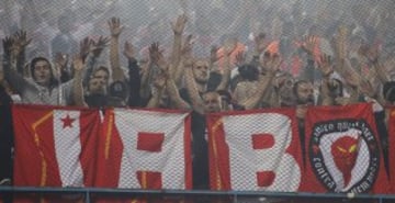 Los incidentes con bengalas de los ultras del Benfica